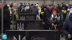الأوكرانيون يخلدون  ضحايا مجزرة بوتشا في الذكرى الثانية لبدء الغزو الروسي • فرانس 24 / FRANCE 24