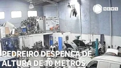 Bricklayer falls from a height of 10 meters during renovation.