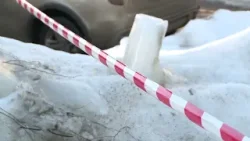 В центре города на ивановку упал лед с крыши