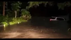 Mujer queda atrapada en auto por crecida de cañada