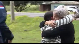 Naranjito intenta ponerse de pie tras el ataque