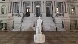 Статуя Колумба, разрушенная во время протестов в Балтиморе в 2020 году, обрела новое пристанище в...