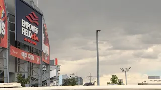Broncos fans show up rain or shine