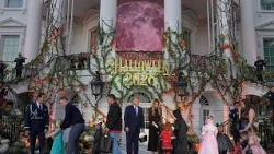 Trump reparte dulces a los niños por Halloween en la Casa Blanca junto a Melania