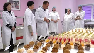 В Сургуте школьников будут кормить наггетсами и цветными макаронами