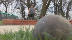 Купер Адкокс поднимает планку в толкании ядра, побив школьный рекорд. Купер Адкокс поднимает планку в толкании ядра, побив школьный рекорд.