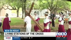 В Страстную пятницу подростки воссоздали Страсти Христовы в центре города Мобил.