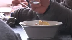 Ételosztás a szállón Ételosztás a szállón