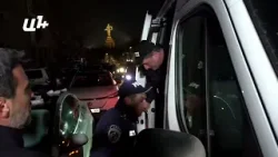 Самвела Карапетяна приветствовали сторонники у него во дворе. Самвела Карапетяна приветствовали сторонники у него во дворе.