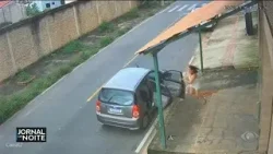 Criança puxa freio de mão e carro fica desgovernado em MG Criança puxa freio de mão e carro fica desgovernado em MG