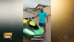 Após forte temporal, morador usa jet ski em ruas alagadas de Cáceres Após forte temporal, morador usa jet ski em ruas alagadas de Cáceres