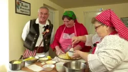 Ciorbă ungurească de varză și kürtos kolacs la Ramna #SareaInBucate @TVRTM Ciorbă ungurească de varză și kürtos kolacs la Ramna #SareaInBucate @TVRTM