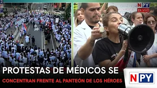 Doctors' protest gathers in front of the Pantheon of Heroes