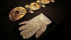 Des vêtements et accessoires mythiques de Michael Jackson mis aux enchères
