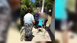 Top Channel/ Shoqëruan me forcë një person në prani të fëmijës në Kuçovë, Hita pezullon 3 efektivët