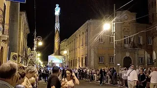 Itália: cidade leva pelas ruas estrutura gigante da Virgem Maria