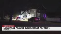 Полиция и спецназ находятся на месте происшествия возле дома на улице Милфорд в Плейнвилле. Полиция и спецназ находятся на месте происшествия возле дома на улице Милфорд в Плейнвилле.