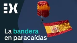 Así ha sido el salto y aterrizaje perfecto del paracaidista la bandera de España el 12-O