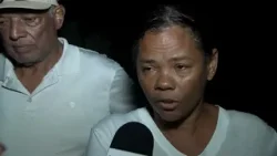 Improvisan puente con ramas y tablas para cruzar una cañada Improvisan puente con ramas y tablas para cruzar una cañada