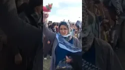 مراسم برافروختن آتش نوروزی در منطقه لگز بوکان با حضور پدر و مادر وفا آذربار، زندانی سیاسی اعدام‌شده