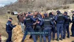 Banorët e Rrjollit përplasen fizikisht me policinë, godasin me gurë fadromat - Vizion Plus