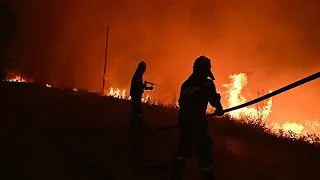 Ελλάδα: Δύο πυροσβέστες νεκροί στο Ρέθυμνο - Ολονύχτια μάχη με τις φλόγες