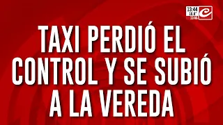 Taxi perdió el control y se subió a la vereda: hay tres heridos