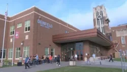 Учеников средней школы Денфельд отправили домой после прорыва водопровода. Учеников средней школы Денфельд отправили домой после прорыва водопровода.