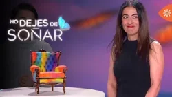 La atleta María Pérez entrega un dorsal de la maratón de Nueva York