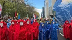 Dezenas de milhares de pessoas exortam a UE a adotar medidas climáticas em manifestação em Bruxelas