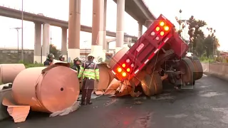 Trailer Overturns, Disrupting Traffic on the Mexico-Puebla Highway