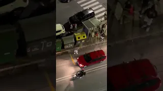 Botte tra gruppi in via Walter Fillak, notte calda a Genova