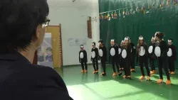 Oktatnak, nevelnek, irányt mutatnak