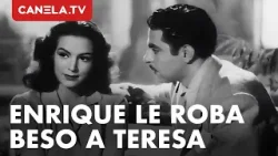 Enrique le roba un beso prohibido a Teresa | #cindeoro La Mujer Sin Alma | Canela.TV