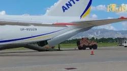Yon avyon "US Air Force" ak yon avyon  "Antonov Airlines" pote plizyè veyikil blennde pou GSF la.