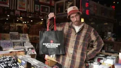 Easy Street Records предлагает музыку… и многое другое! Easy Street Records предлагает музыку… и многое другое!