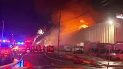 Voraz incendio consume zona comercial en College Point