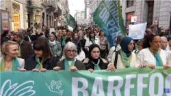 Roma: mamme israeliane e palestinesi in marcia mano nella mano. "Stop al massacro dei nostri figli" Roma: mamme israeliane e palestinesi in marcia mano nella mano. "Stop al massacro dei nostri figli"