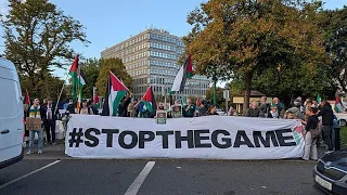 Dublin'de toplanan göstericiler İrlanda-İsrail maçının iptalini istedi