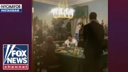 СТОЛИК НА ОДНОГО?: Критики требуют, чтобы Мамдани отдал должное героям полиции Нью-Йорка, а не ан...