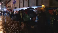 Largas colas rodean la Basílica de Medinaceli para el tradicional besapiés