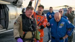 Momento en que la cápsula de Artemis II ameriza en el Pacífico