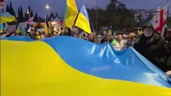 სოლიდარობის აქცია უკრაინის საელჩოსთან და გაშლილი უკრაინის და საქართველოს დროშები