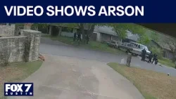 Новое видео показывает, как подозреваемый поджигает дом в Остине.