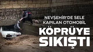 Nevşehir'in Ürgüp ilçesinde sağanak sonrası meydana gelen selde otomobil köprüye sıkıştı