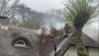 Brand in woning met rieten dak in Elspeet