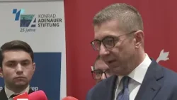 Владата не брза за избори, опозицијата собира пратеници