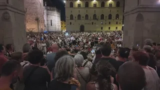 Huge crowds in the square to remember Guccini