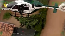 Spanyolország: a Guardia Civil családot és kutyáikat ment ki az áradásból Olivában