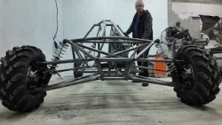 Скульптор по металлу с нуля строит автомобиль